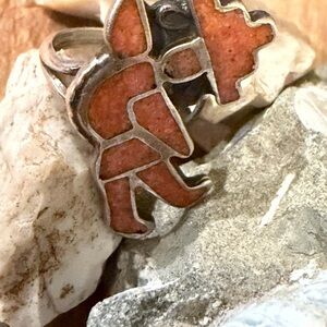 Sterling silver orange spiny shell inlaid Knifewing ring size 7. OLD. Hallmarked